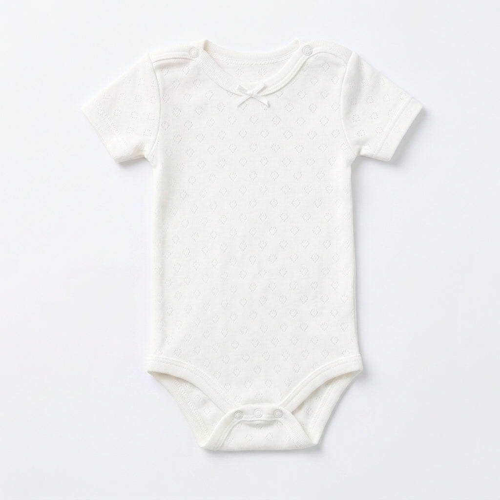 Beyaz kız bebek body çıtçıtlı yaka detayı