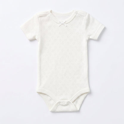 Beyaz kız bebek body çıtçıtlı yaka detayı